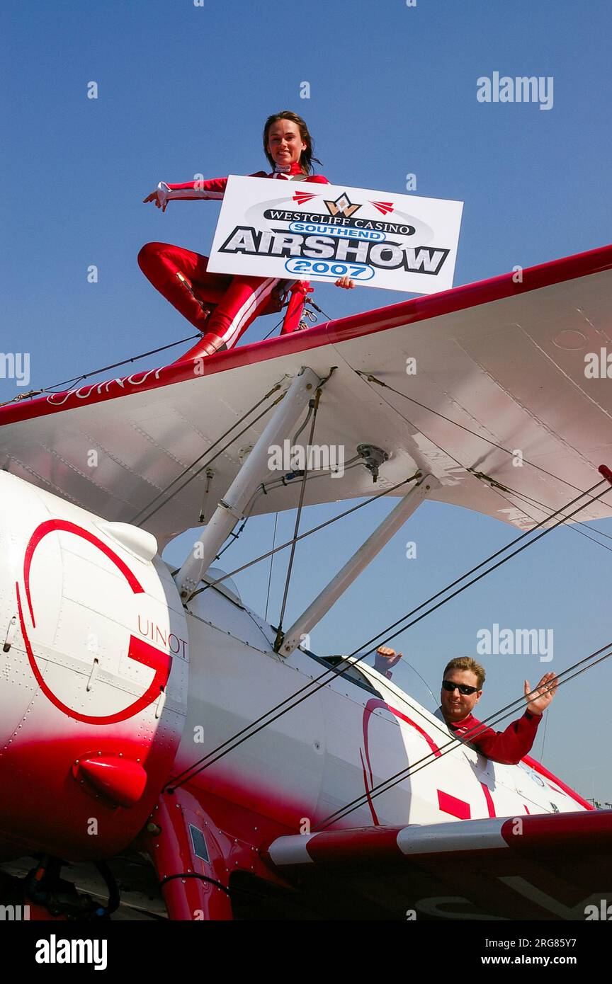 Sarah Tanner, Wingwalkerin von Aerosuperbatics Wingwalking Team auf Guinot, sponserte Boeing Stearman Flugzeug, das Southend Airshow bewerbt. Martyn Carrington Stockfoto