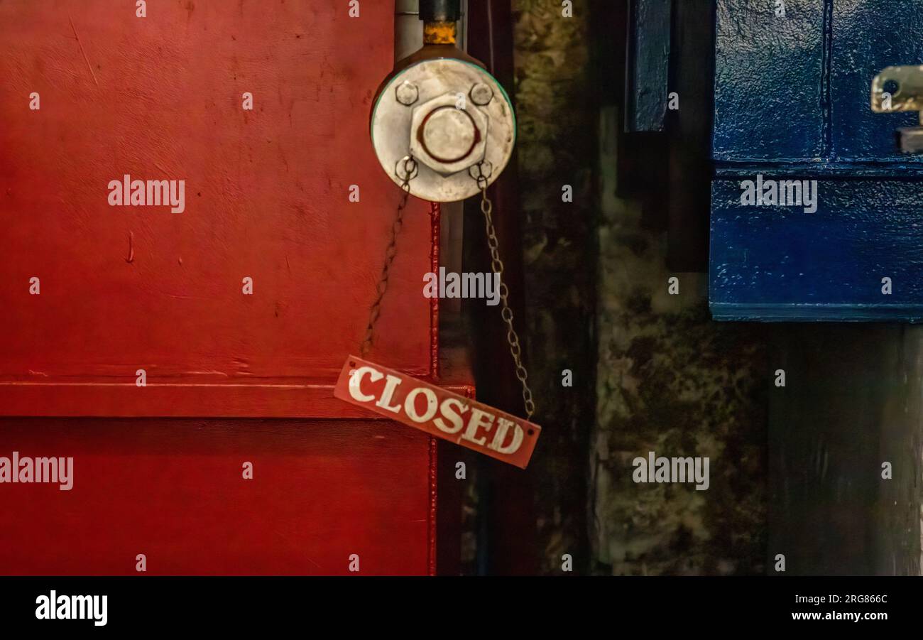 Geschlossenes Schild an roter Industrietür aus Metall Stockfoto