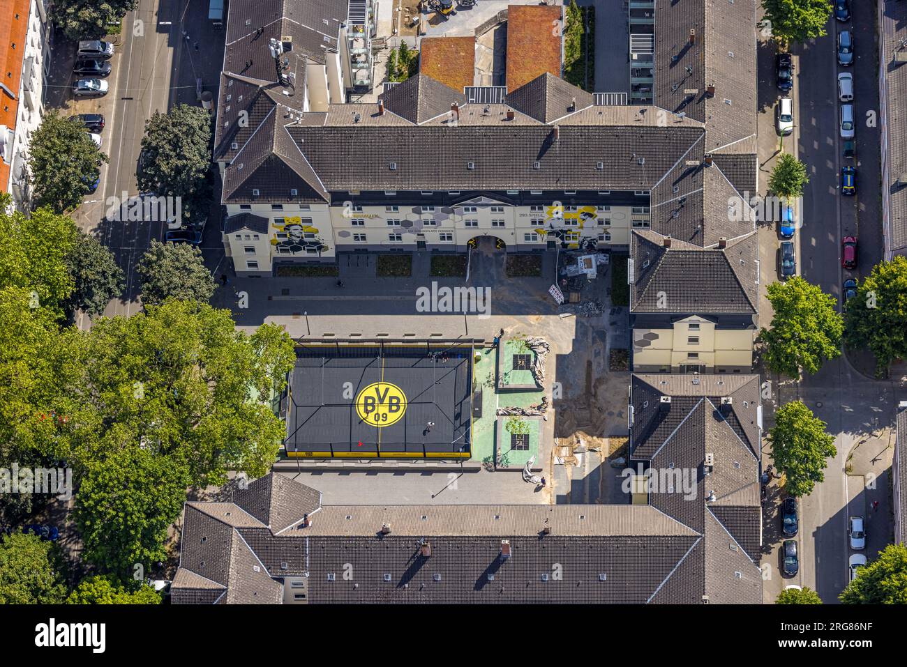 Luftbild, BVB Logo am Fußballplatz Max-Michallek-Platz mit BVB Spieler Denkmal im Hinterhof der Oesterholzstraße, Borsigplatz, Dortmund, Ruhrgebiet, N Stockfoto
