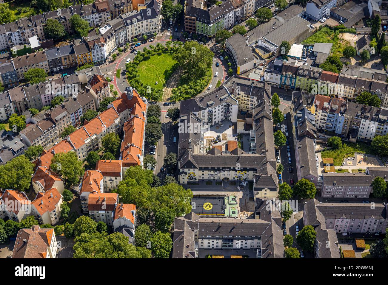 Luftaufnahme, grüner Kreisverkehr Borsigplatz, BVB-Logo auf dem Fußballplatz Max-Michallek-Platz mit BVB-Spielerdenkmal im Hinterhof der Oesterholzstraße, Stockfoto
