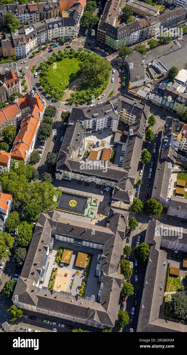 Luftaufnahme, grüner Kreisverkehr Borsigplatz, BVB-Logo auf dem Fußballplatz Max-Michallek-Platz mit BVB-Spielerdenkmal im Hinterhof der Oesterholzstraße, Stockfoto