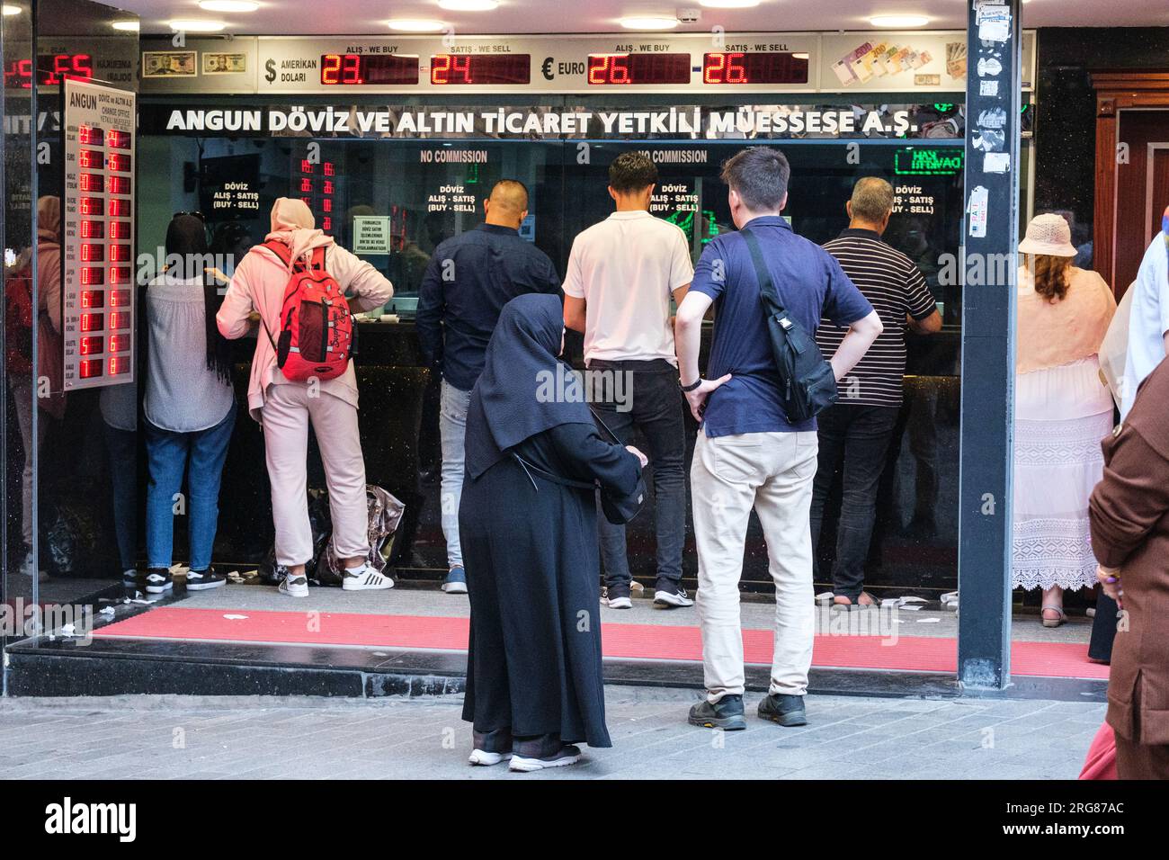 Istanbul, Türkei, Türkiye. Gäste an einem Devisenmarkt. Stockfoto