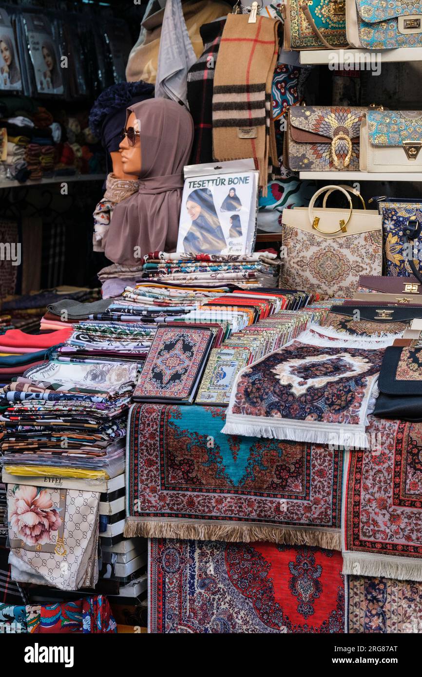 Istanbul, Türkei, Türkiye. Handtaschen, Schals, Andenken, Souvenirs zum Verkauf. Stockfoto