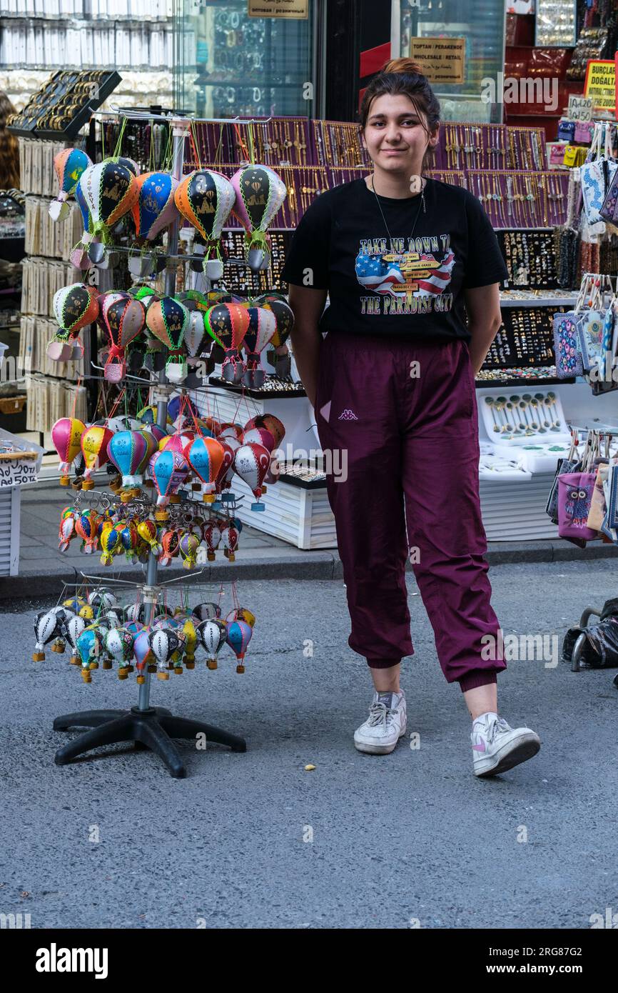 Istanbul, Türkei, Turkiye. Souvenir Heißluftballons und Verkäufer. Stockfoto