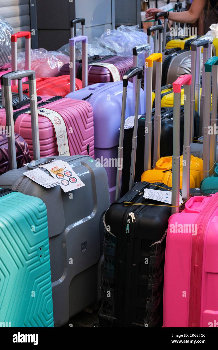 Istanbul, Türkei, Turkiye. Straßenszene, farbenfrohe Suitcases zum Verkauf, Suleymaniye District. Stockfoto