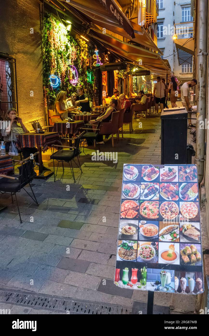 Istanbul, Türkei, Türkiye. Istiklal Street Szene. Sidewalk Cafe, Früher Abend. Stockfoto