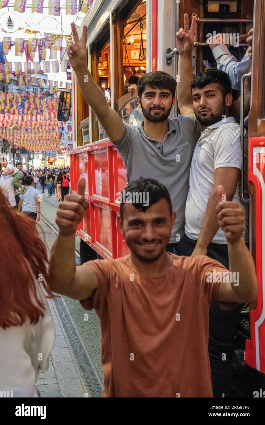 Istanbul, Türkei, Türkiye. Istiklal Street Scene, Young Men on Tram. Stockfoto