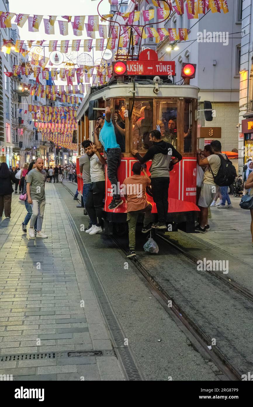 Istanbul, Türkei, Türkiye. Istiklal Street Scene, Young Men on Tram. Stockfoto