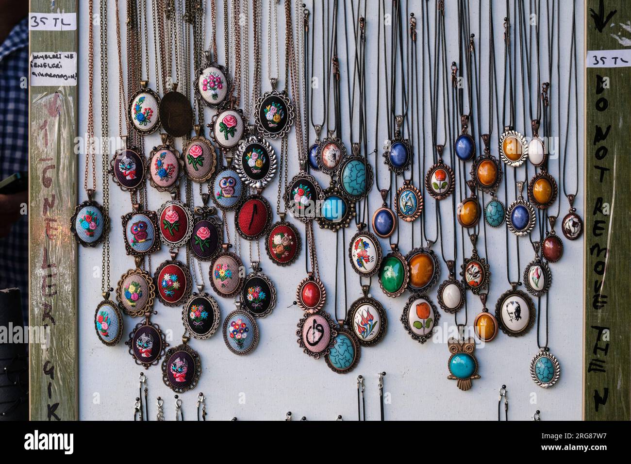 Istanbul, Türkei, Türkiye. Uskudar Souvenir Halsketten. Stockfoto