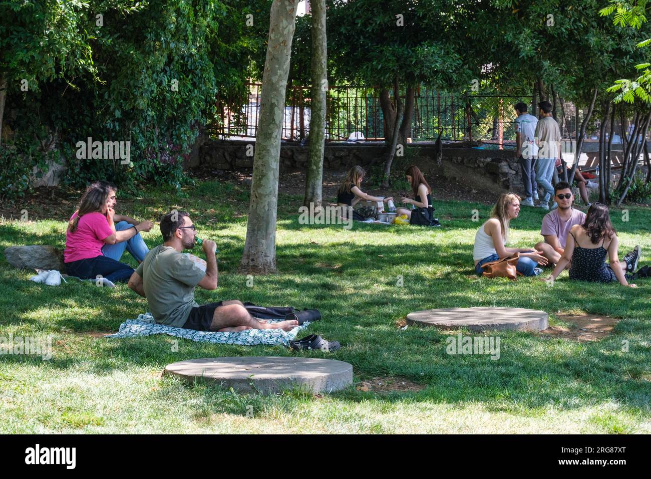 Istanbul, Türkei, Türkiye. Uskudar, Leute, die sich im Stadtpark entspannen. Stockfoto