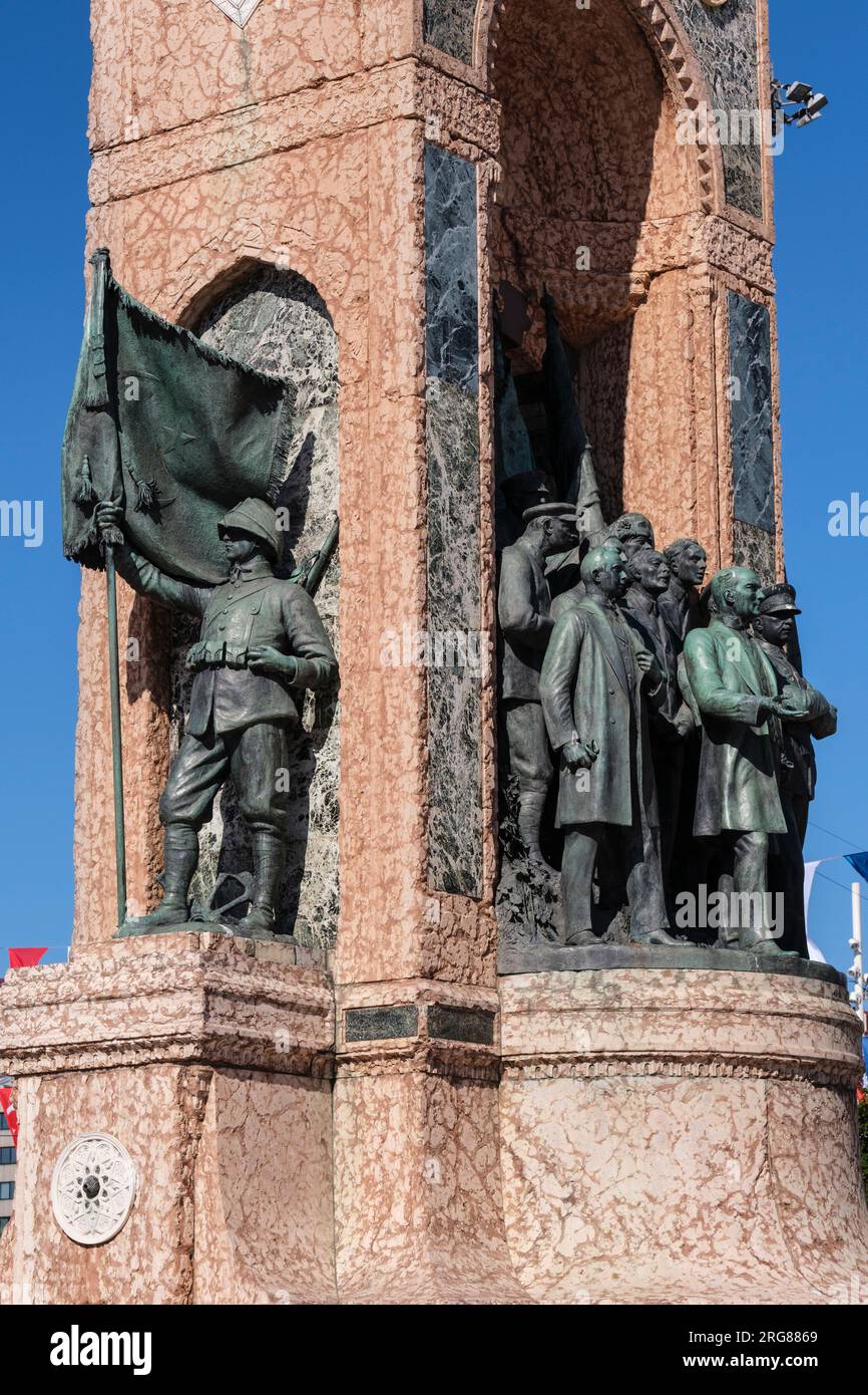 Istanbul, Türkei, Türkiye. Republikanisches Denkmal auf dem Taksim-Platz. Mustafa Kemal Atatürk in Zivilkleidung in seiner Rolle als politischer Führer. Entworfen von Stockfoto