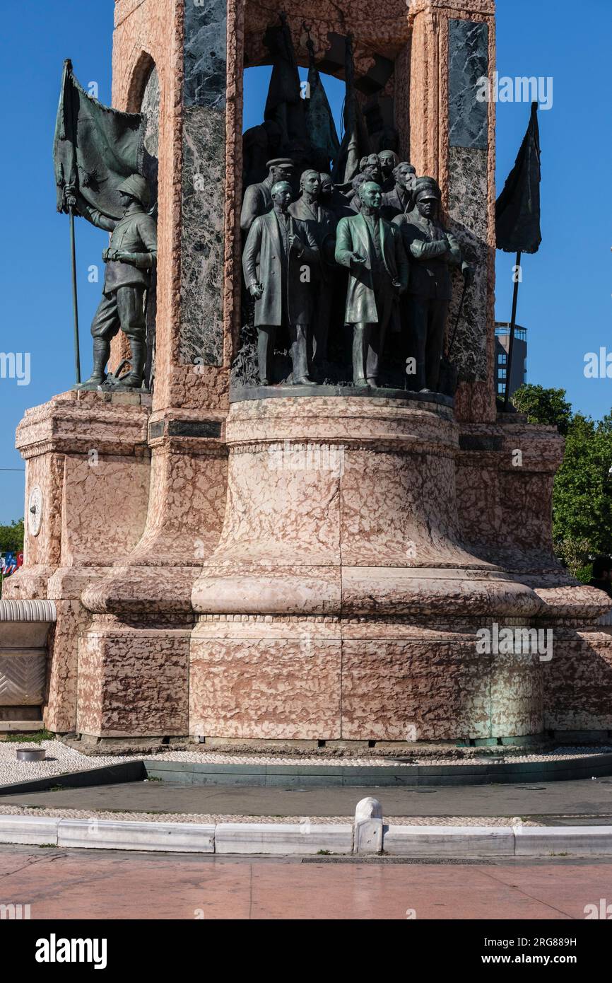 Istanbul, Türkei, Türkiye. Republikanisches Denkmal auf dem Taksim-Platz. Mustafa Kemal Atatürk in Zivilkleidung in seiner Rolle als politischer Führer. Entworfen von Stockfoto