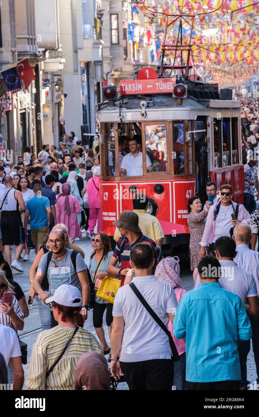 Istanbul, Türkei, Türkiye. Istiklal Street, Leute Laufen Am Späten Nachmittag, Trolley Nähert Sich. Stockfoto