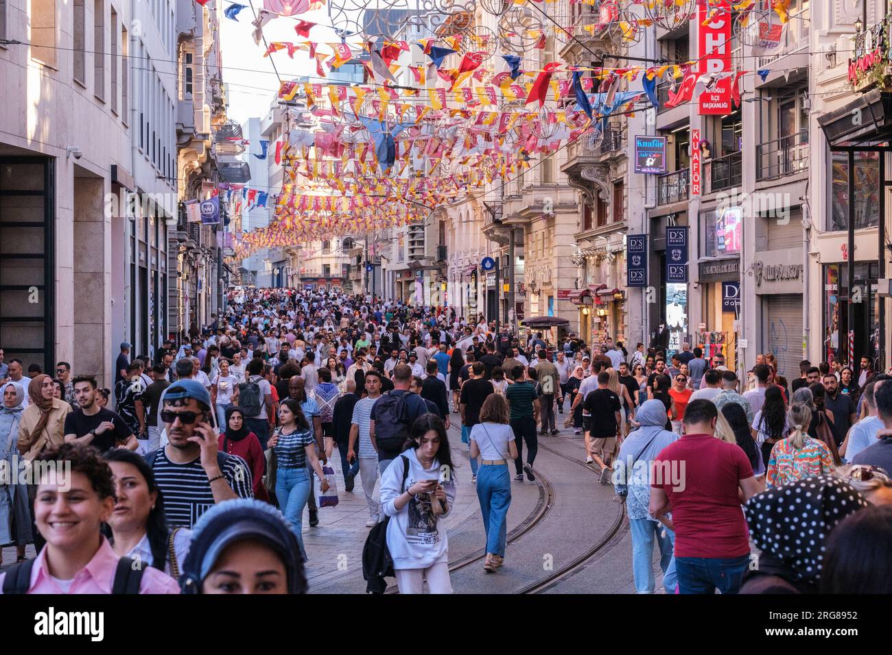 Istanbul, Türkei, Türkiye. Istiklal Street, Leute Gehen Am Späten Nachmittag. Stockfoto