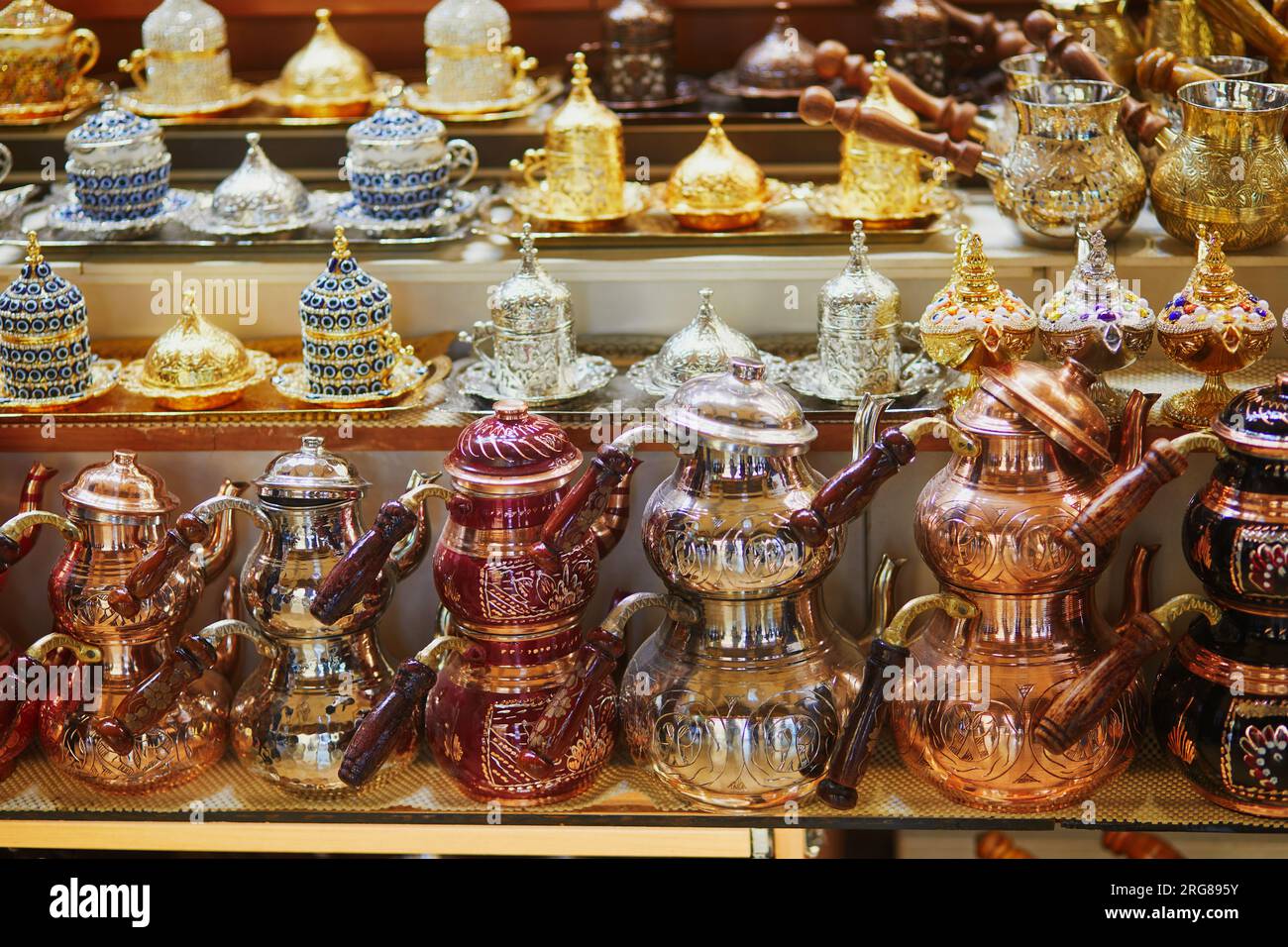 Wunderschöne Tee- und Kaffeesets auf dem Ägyptischen Basar oder Gewürzbasar, einem der größten Basare in Istanbul, Türkei. Der Markt verkauft Gewürze, Süßigkeiten, Jewelle Stockfoto