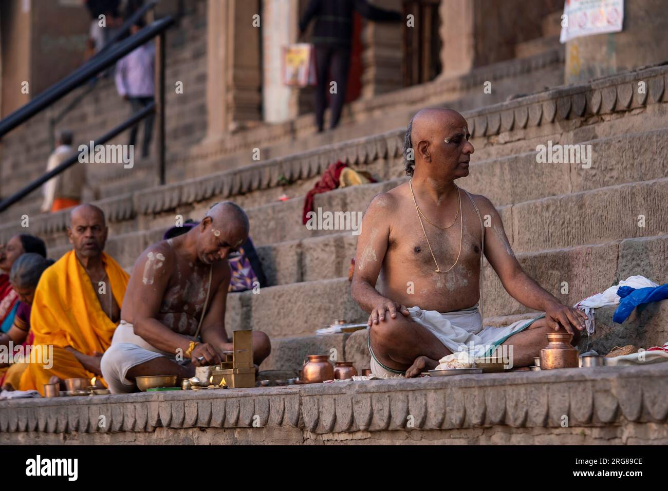 Varanasi India - März 13 2023 Personen, die religiöse Praktiken auf Dashvamedh Ghat, Varanasi, Indien, ausüben Stockfoto