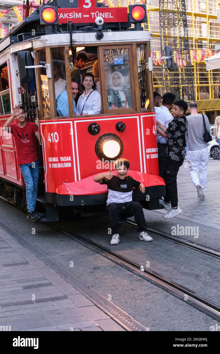 Istanbul, Türkei, Türkiye. Istiklal Street, Passengers and Young Boys on Trolley. Stockfoto