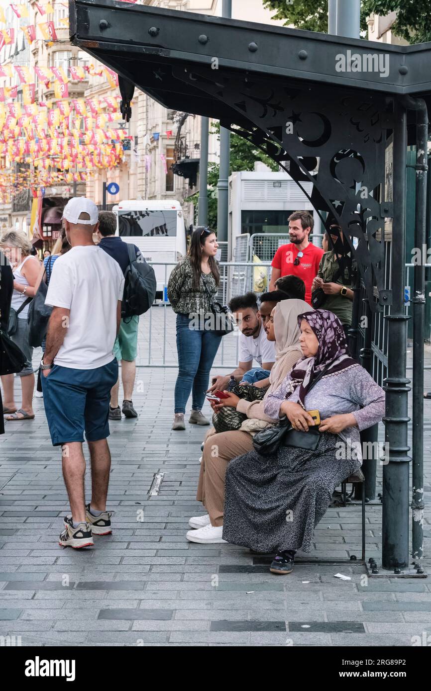 Istanbul, Türkei, Türkiye. Istiklal Street, Passagiere warten auf Trolley an der Trolley-Haltestelle. Stockfoto