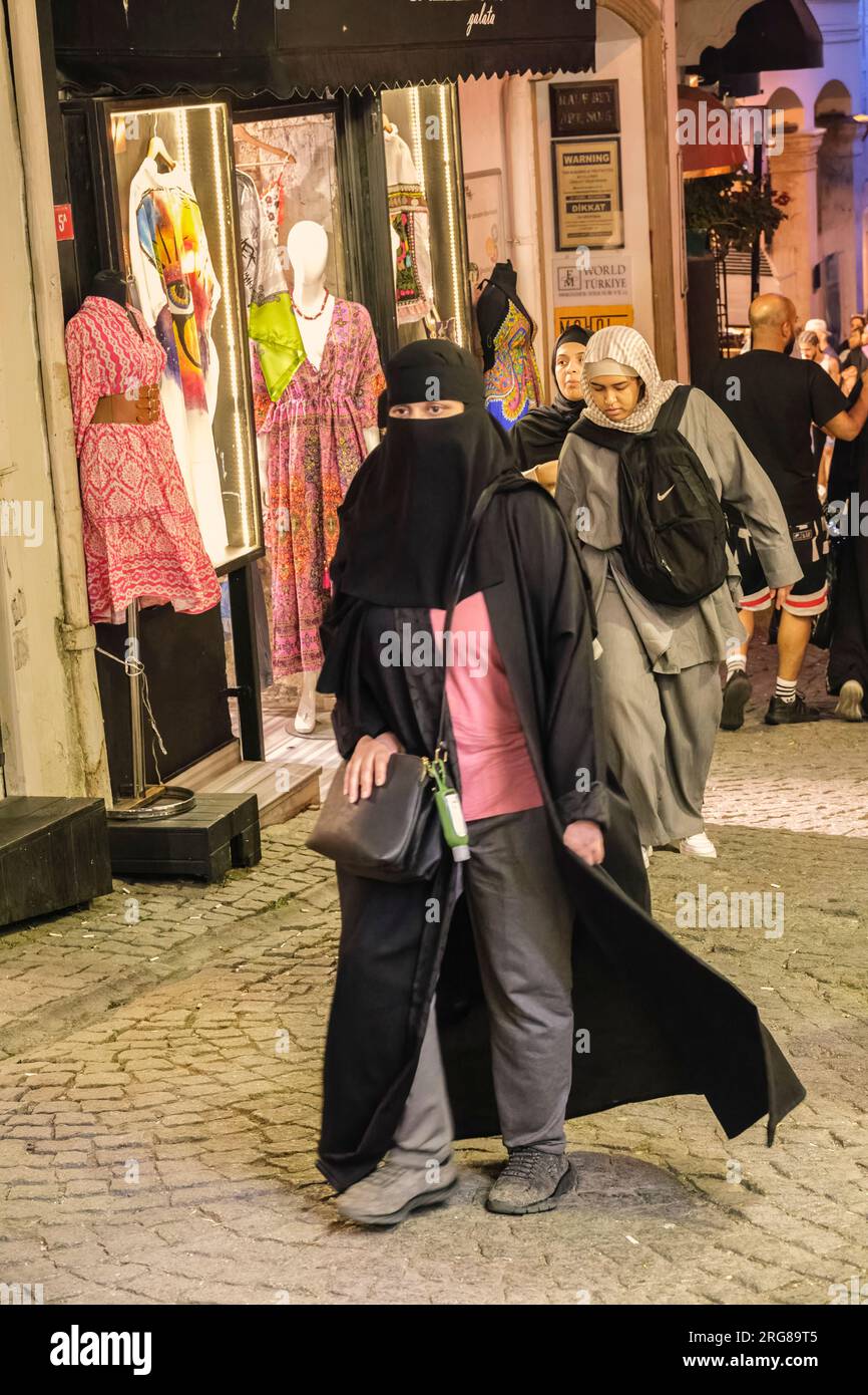 Istanbul, Türkei, Türkiye. Muslimische Frau trägt einen Burka über westlicher Kleidung. NICHT FÜR LIZENZIERUNG IN DER TÜRKEI VERFÜGBAR. Stockfoto