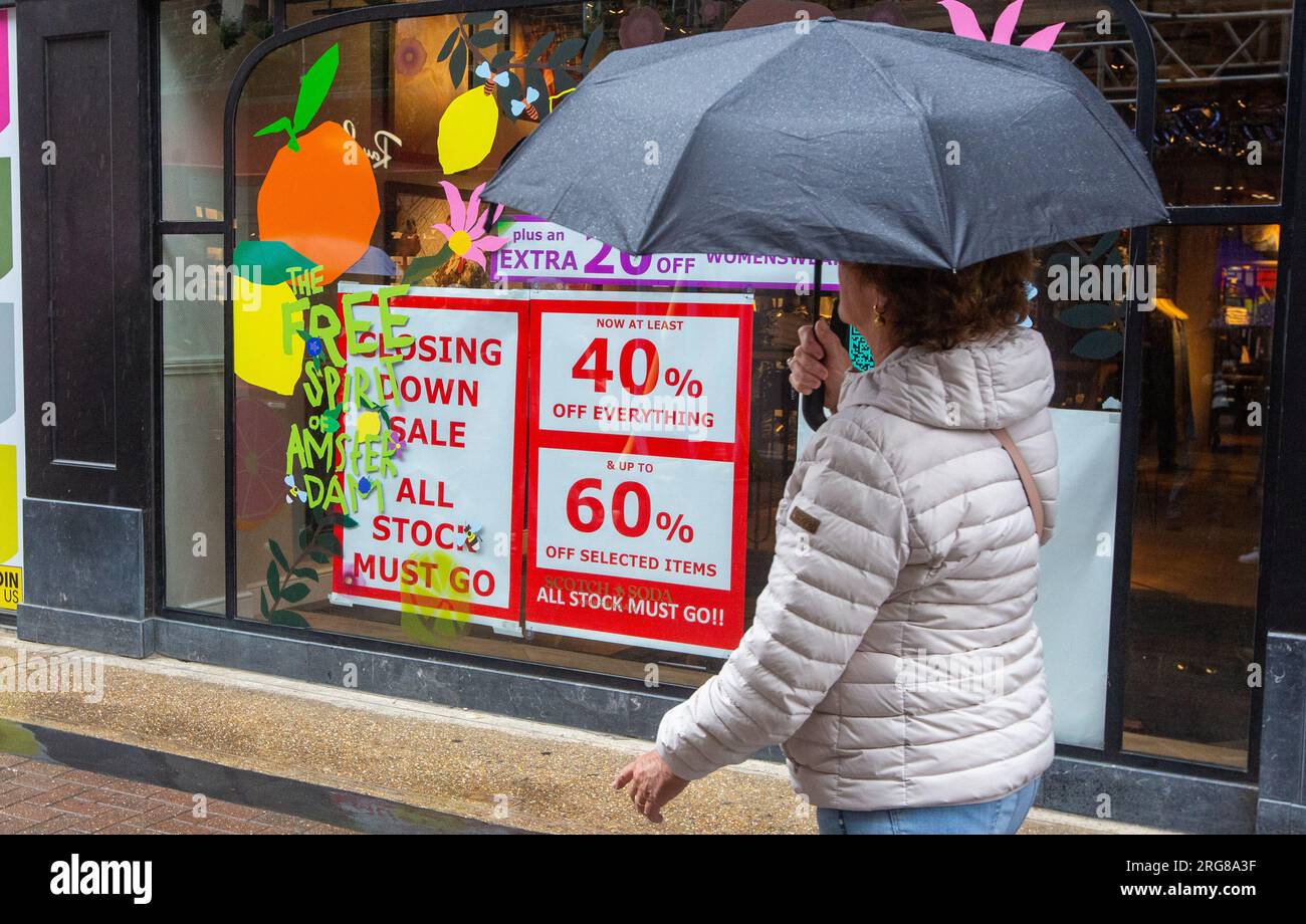 London, Vereinigtes Königreich. August 08 2023. Käufer werden im Londoner West End an einem regnerischen Tag gesehen, als Einzelhändler Werbeaktionen starten, um Käufer zu überzeugen, mehr auszugeben, nachdem das Wetter im Juli so gut war. Guthaben: Tayfun Salci / Alamy Live News Stockfoto