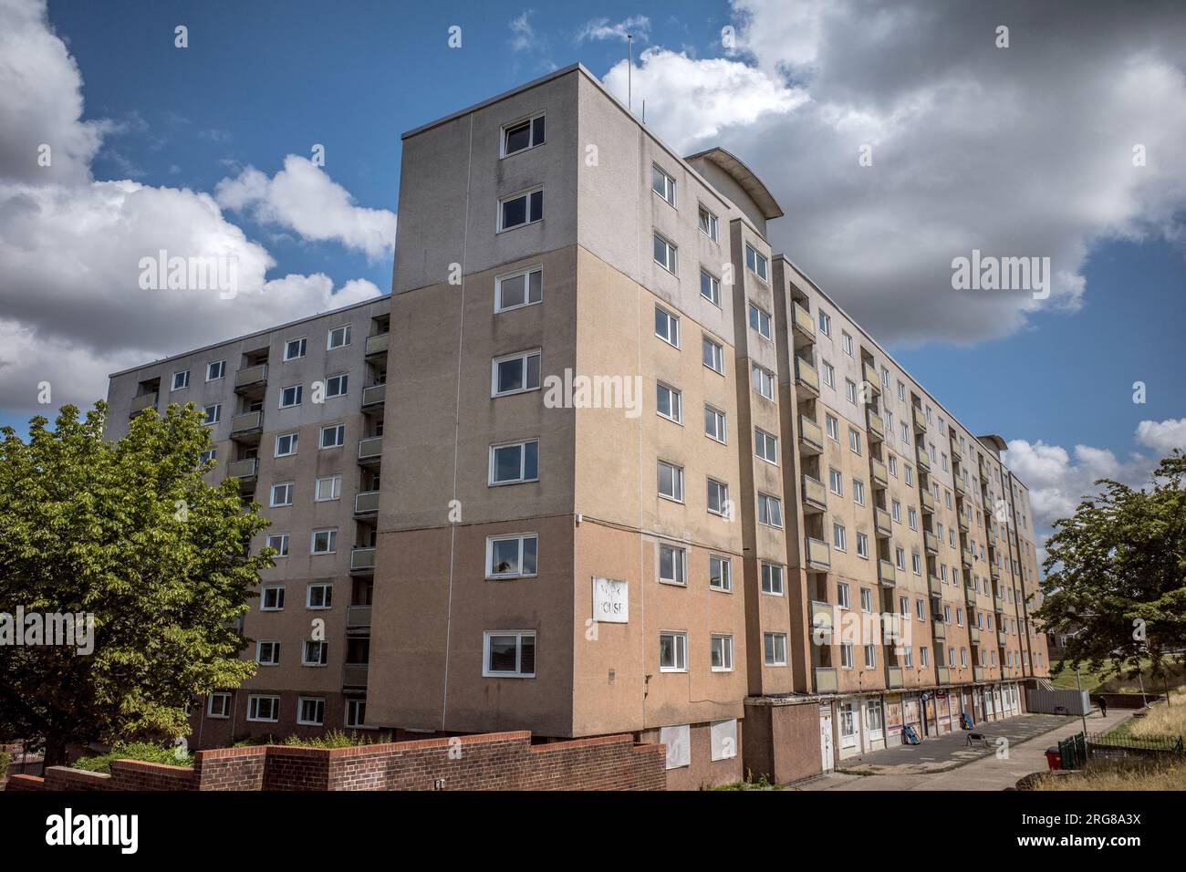 Großer Wohnblock in Bradford. Das berüchtigte und heruntergekommene "York House" in Thorpe Edge. Für Abriss oder Sanierung vorgesehen. Sozialwohnungen in Großbritannien Stockfoto