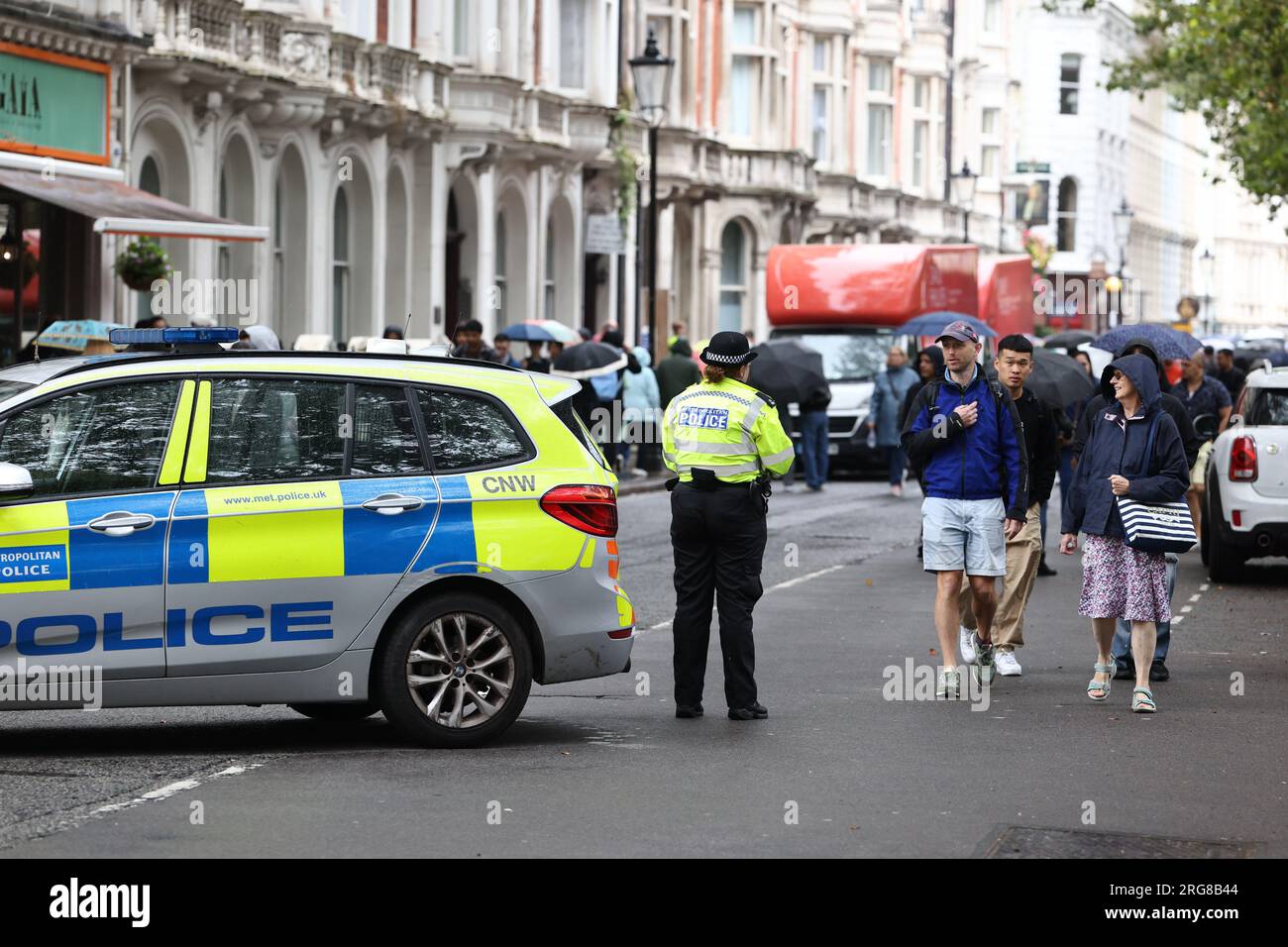 London, Großbritannien. 08. Aug. 2023. Die Szene in der Nähe des Britischen Museums im Zentrum von London, nachdem heute Morgen ein Mann erstochen wurde. Die Polizei hat einen Mann verhaftet, der wegen Verdacht auf GBH verhaftet wurde, nach einem Zwischenfall an der Kreuzung von Russell Street und Museum Street gegen 10am Uhr am Dienstag, dem 8. August. Ein Mann wurde am Tatort wegen einer Stichwunde am Arm behandelt und ins Krankenhaus gebracht. Sie wird nicht als terroristisch behandelt. Foto: Ben Cawthra/Sipa USA Kredit: SIPA USA/Alamy Live News Stockfoto