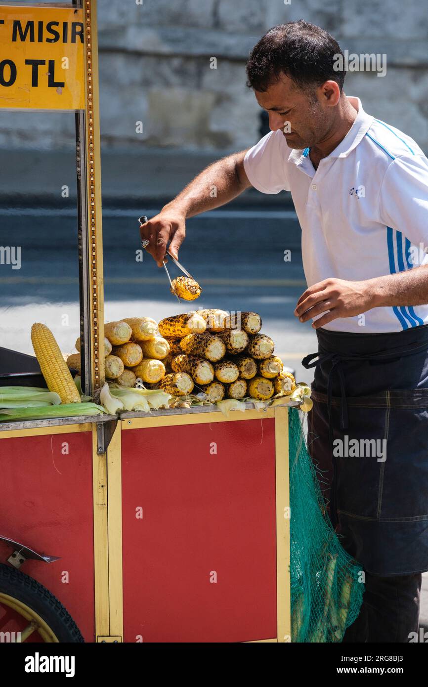 Istanbul, Türkei, Türkiye. Lieferant von geröstetem Mais. Stockfoto