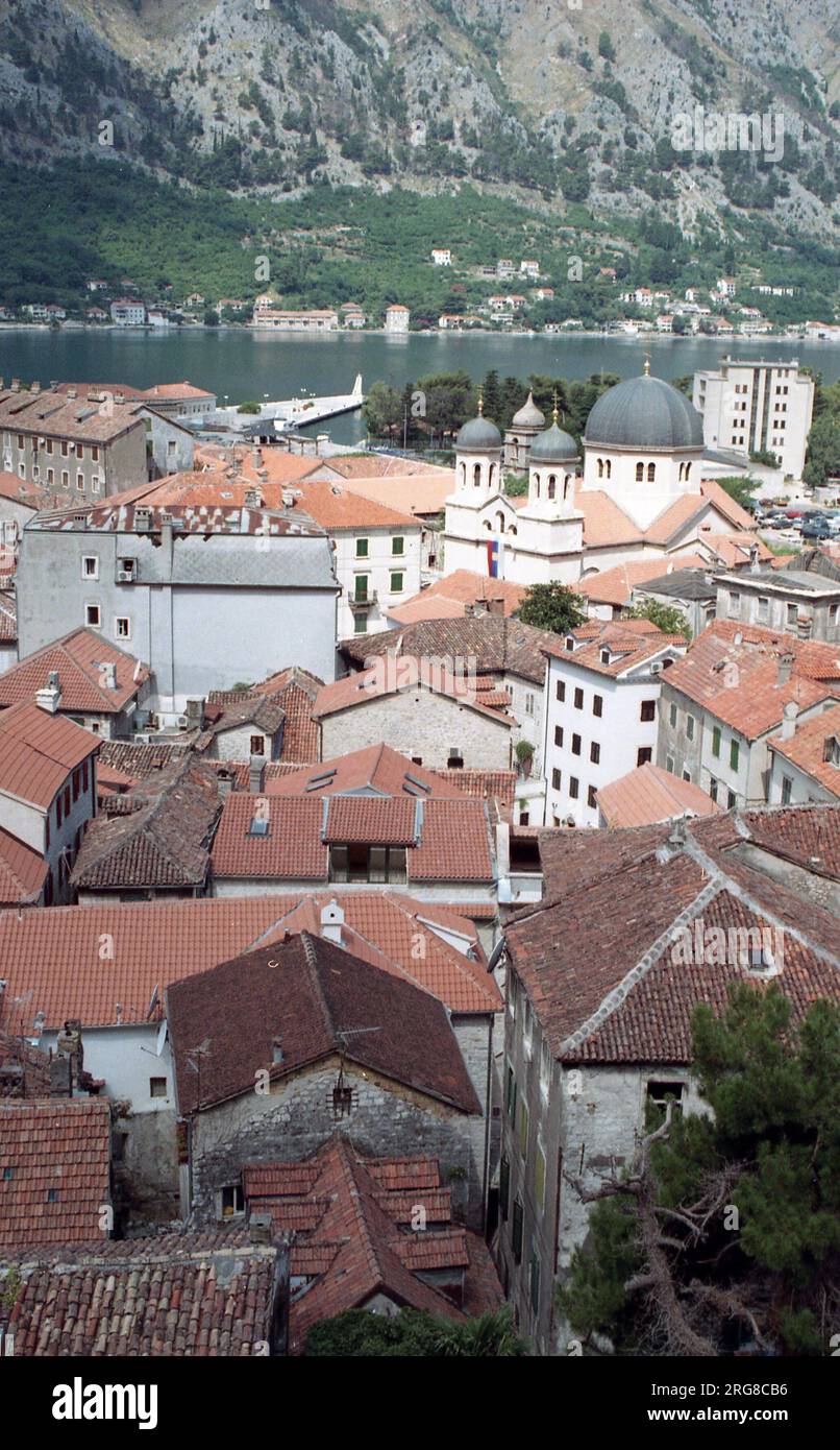 Kotor, eine atemberaubende kleine Stadt an der Bucht von Kotor, der südlichste Fjord Europas in Montenegro. Stockfoto