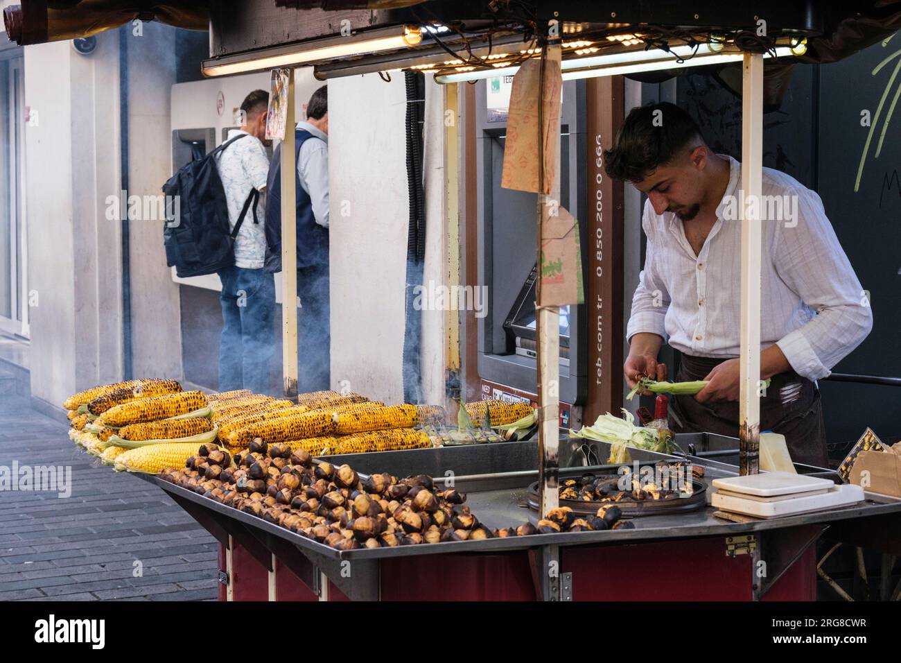 Istanbul, Türkei, Türkiye. Istiklal Street, Verkäufer von geröstetem Mais und Kastanien. Stockfoto