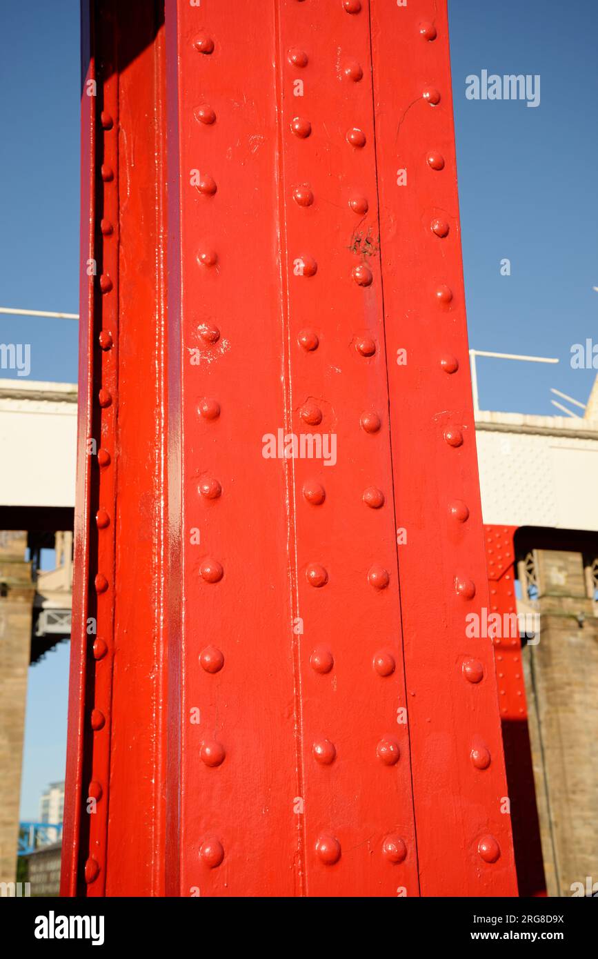 Die Swing Bridge in Newcastle. Rot-weiß bemalte Metallbrücke über den Fluss Tyne. Stockfoto