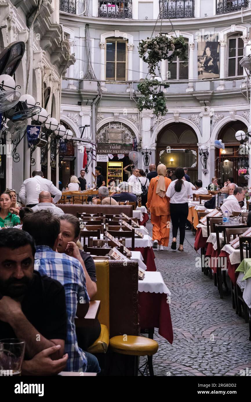Istanbul, Türkei, Türkiye. Istiklal Street, Cicek Pasaji (buchstäblich Blumenpassage), jetzt bewohnt von Restaurants. Stockfoto