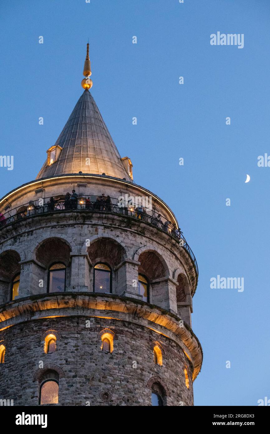 Istanbul, Türkei, Türkiye. Galataturm und Halbmond. Touristen auf der obersten Ebene. Ursprünglich aus dem 14. Jahrhundert erbaut, mehrmals restauriert. Stockfoto