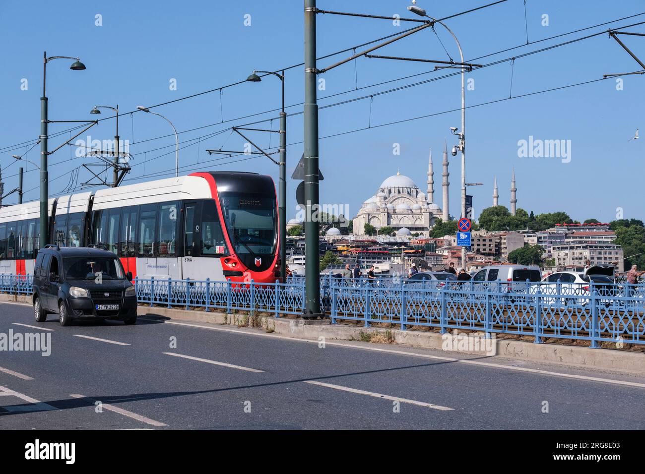 Istanbul, Türkei, Türkiye. Straßenbahn über die Galata-Brücke. Suleymaniye-Moschee im Hintergrund. Stockfoto