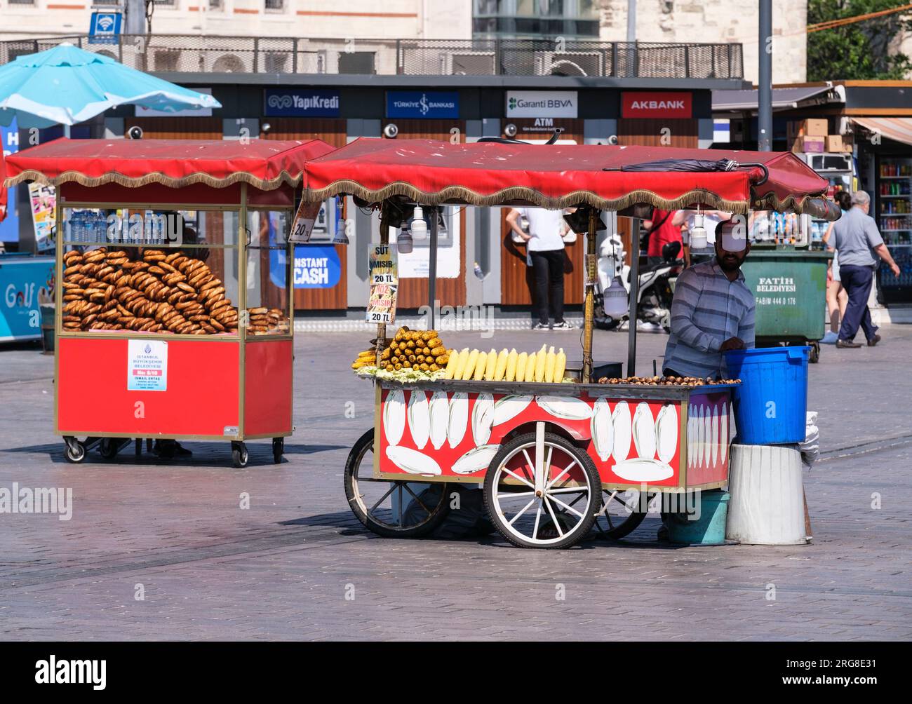 Istanbul, Türkei, Türkiye. Verkaufsstände mit Simit, geröstetem Mais und gerösteten Kastanien. Stockfoto