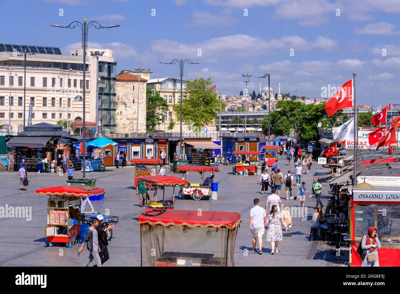 Istanbul, Türkei, Türkiye. Erfrischungsstände auf dem Platz an der Galata-Brücke. Stockfoto