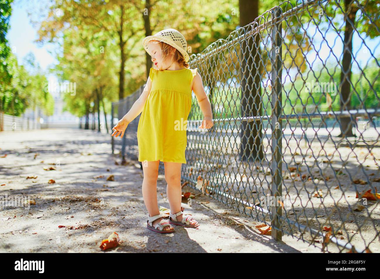 Unglückliches und emotionales Kleinkind im Park. Unangebrachtes Kind im Freien. Schreckliche Zweier und Kinder Wutanfälle Konzept Stockfoto