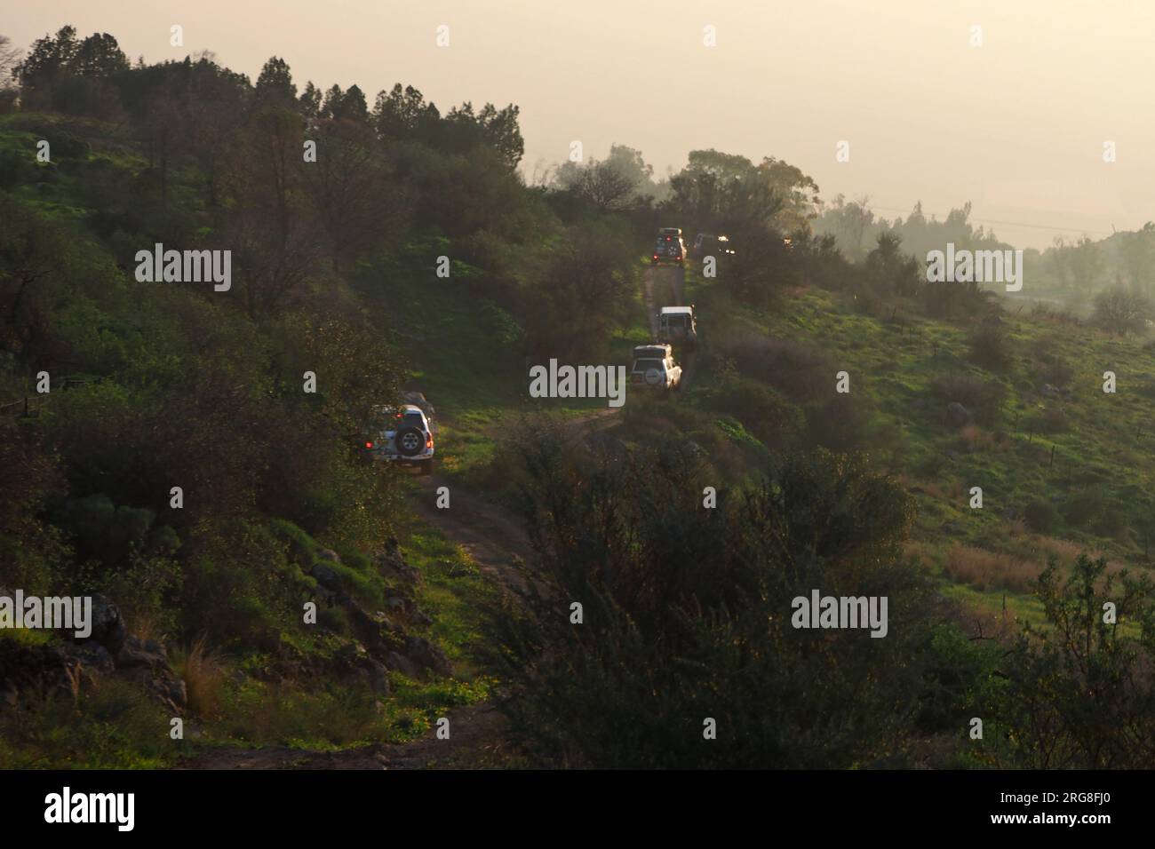 Ein Konvoi von Geländefahrzeugen, die einen Aufstieg auf die Golanhöhen in Israel durchqueren Stockfoto