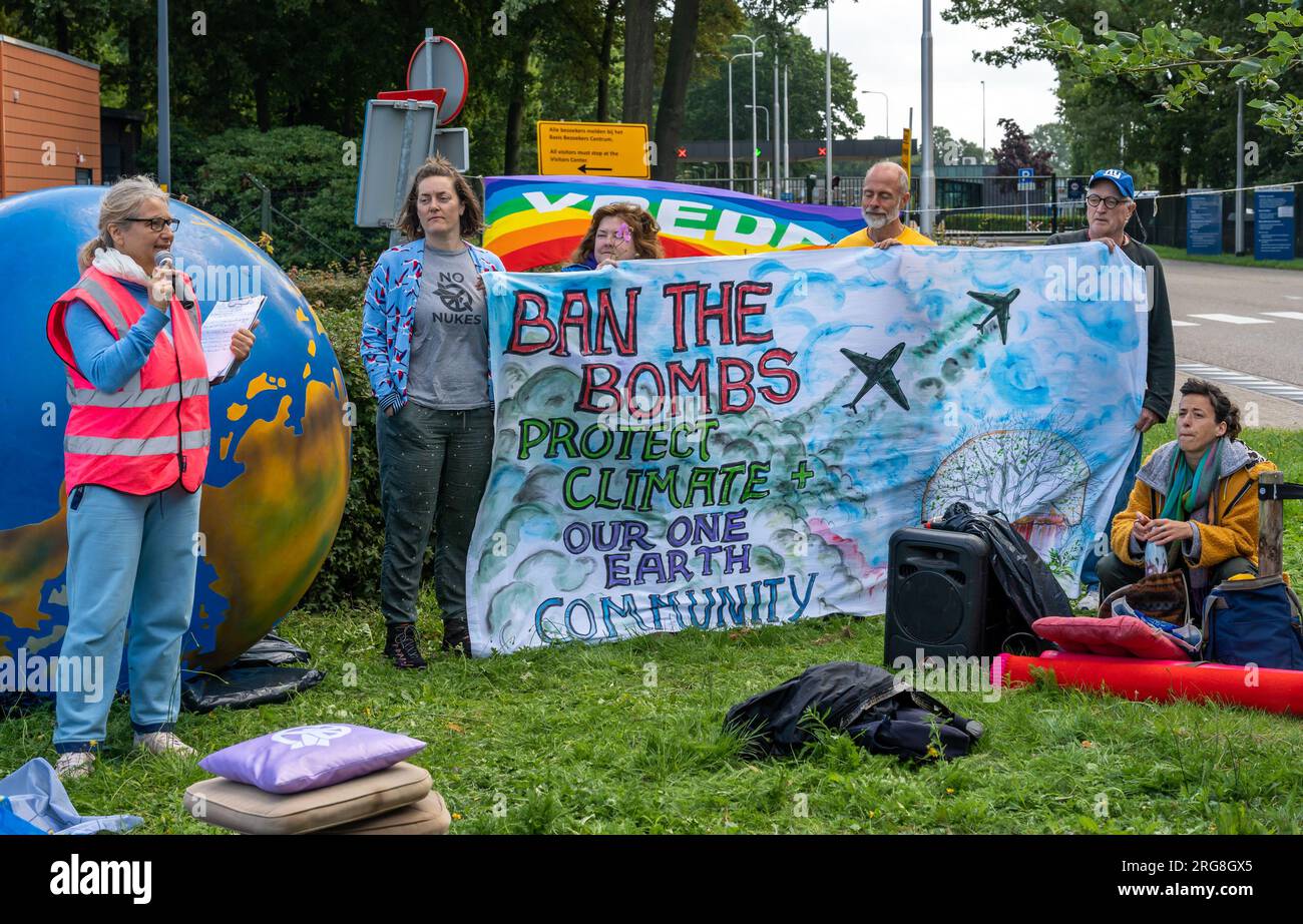 Volkel, Niederlande, 07.08.2023, Friedensaktivisten mit Plakat während der Protestaktion gegen Atomwaffen auf der niederländischen Militärbasis Volkel Stockfoto