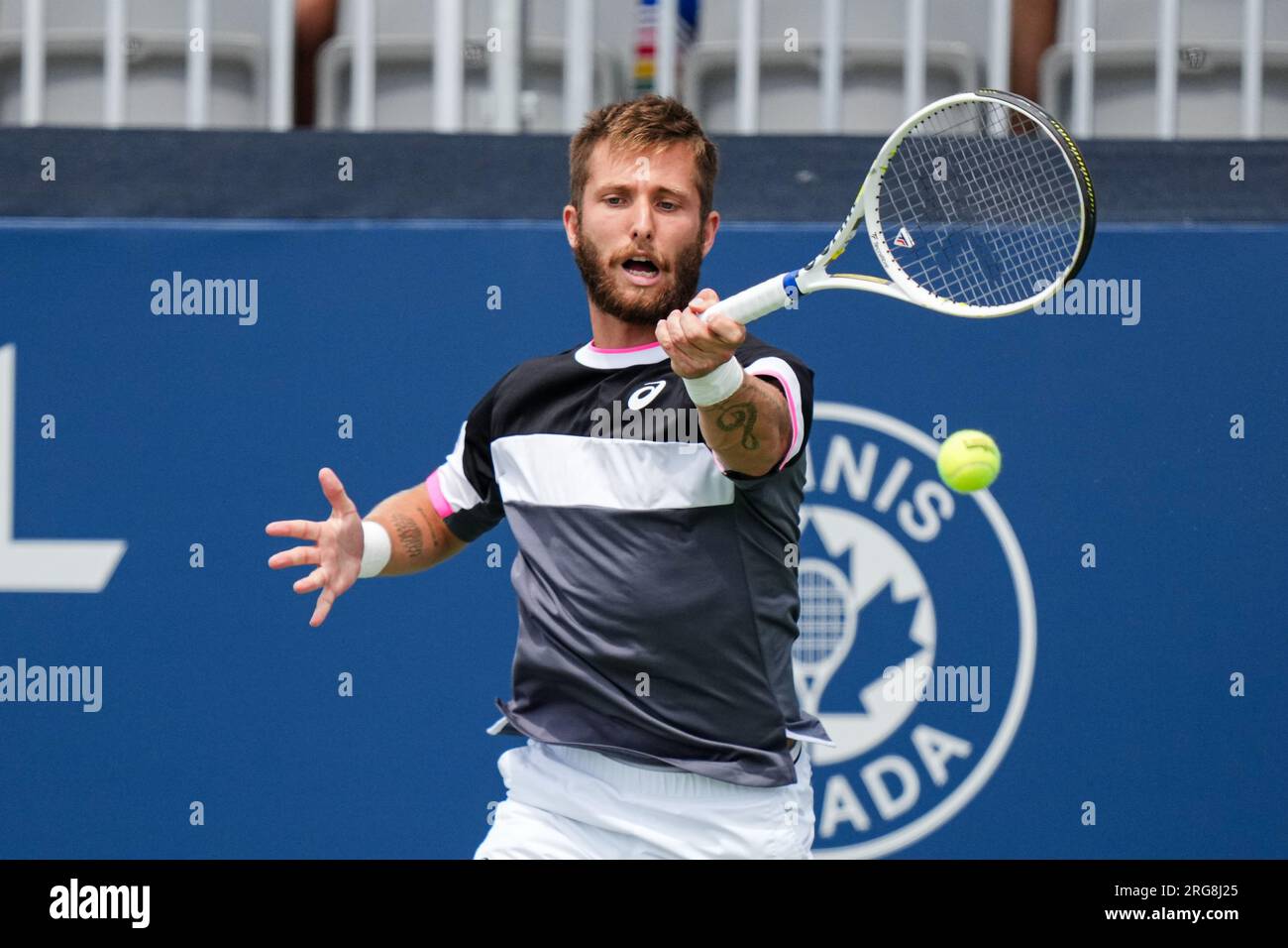 Toronto, Kanada, 05. August 2023: Corentin Moutet von Frankreich in Aktion während des Qualifying Round Day 1 gegen Justin Boulais von Kanada im Sobeys Stadium in Toronto, Kanada. Moutet gewann das Spiel, 6-0, 6-3. Stockfoto