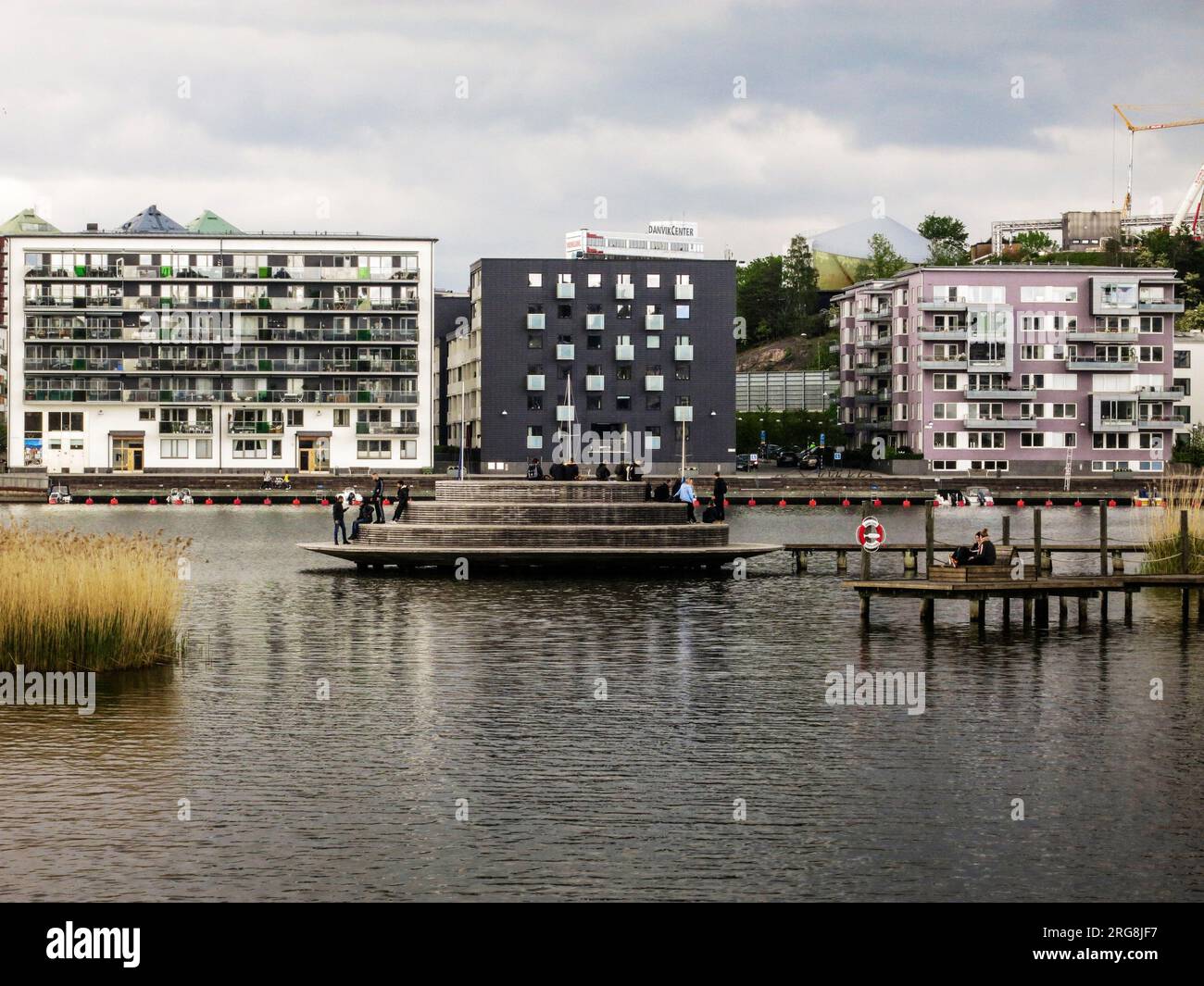 Blick auf Hammarby Sjö und das neu entwickelte Hammarby Sjöstad in Stockholm, Schweden Stockfoto