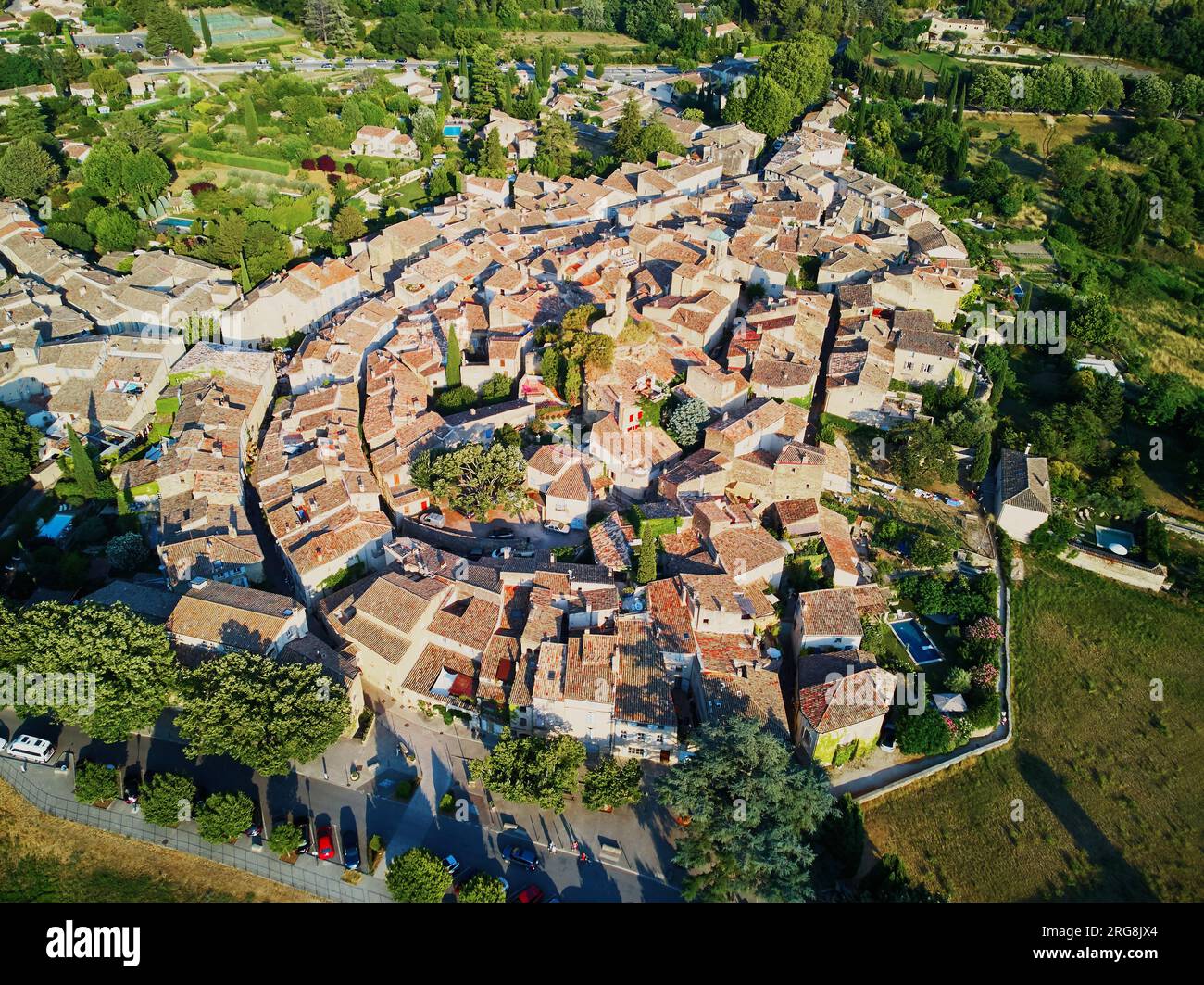 Draufsicht über das berühmte Dorf Lourmarin in der Provence, Südfrankreich Stockfoto