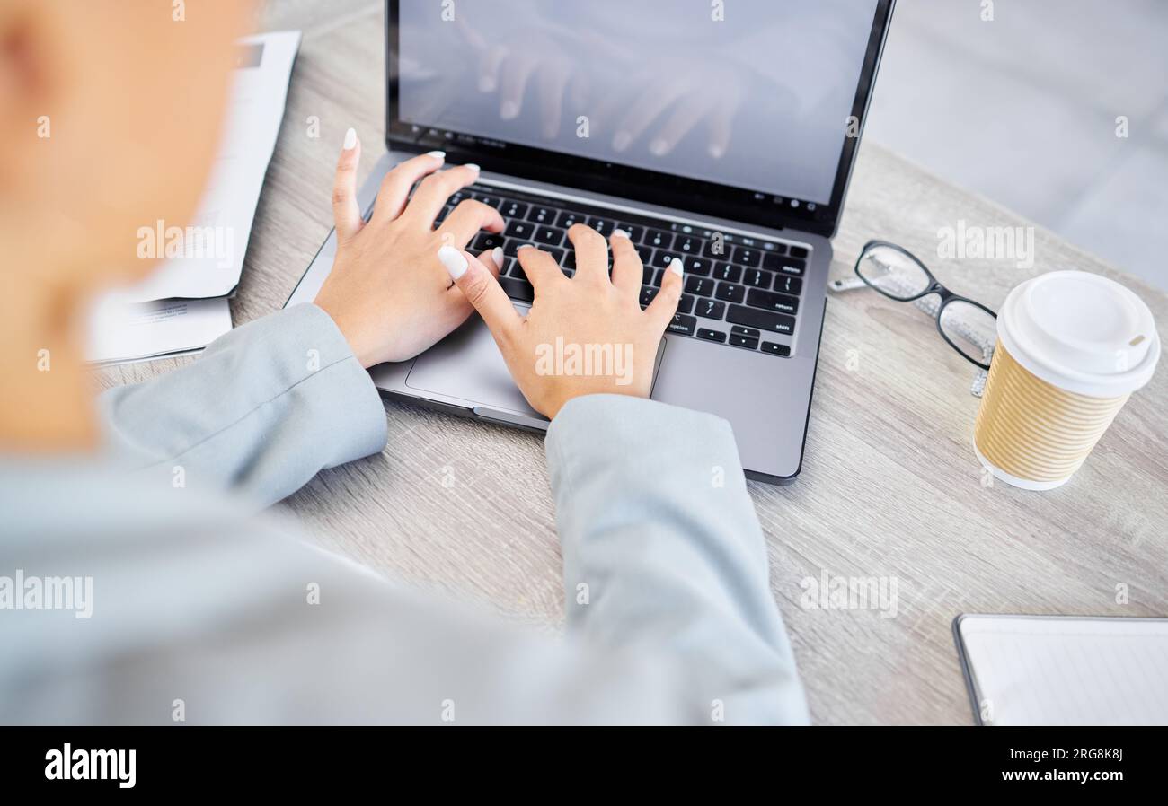 Hände, Laptop und Geschäftsfrau mit Modell im Heimbüro für Design, Werbung oder Marketing. Tastatur, Tippen und Social-Media-Finanzen Stockfoto