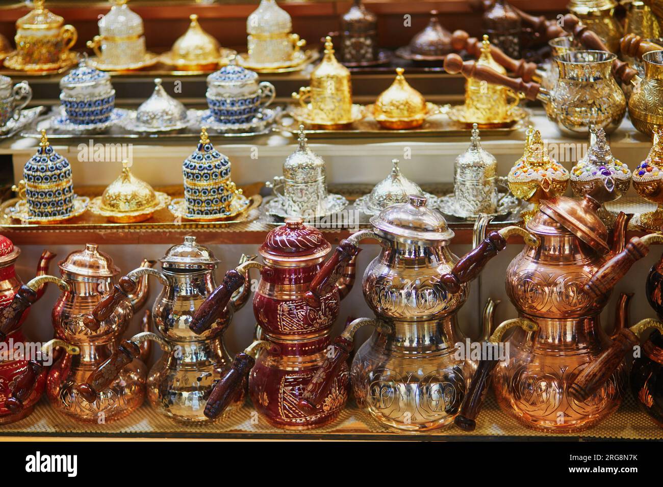 Wunderschöne Tee- und Kaffeesets auf dem Ägyptischen Basar oder Gewürzbasar, einem der größten Basare in Istanbul, Türkei. Der Markt verkauft Gewürze, Süßigkeiten, Jewelle Stockfoto