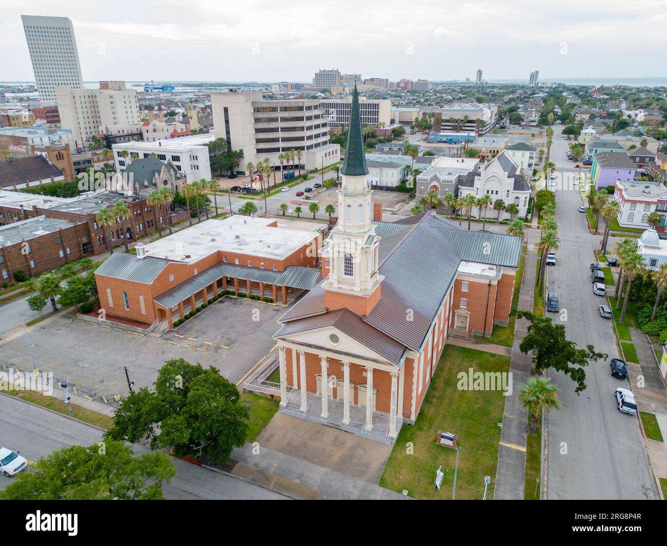 Galveston, TX, USA - 23. Juli 2023: Luftdrohnenfoto erste evangelische Lutherische Kirche Galveston Texas Stockfoto