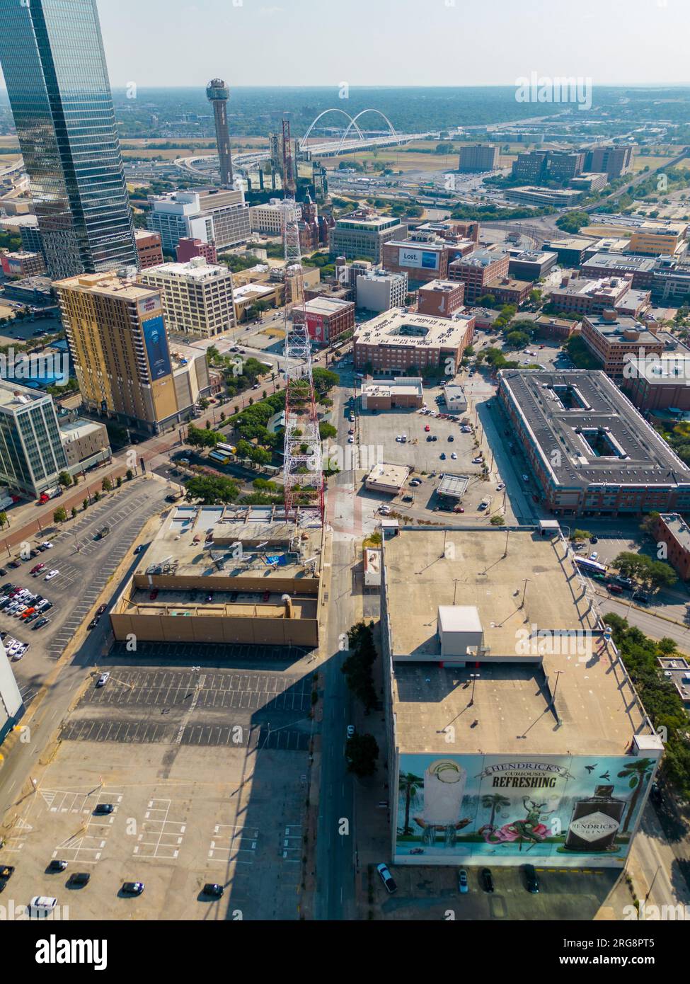 Dallas, TX, USA - 28. Juli 2023: Luftfoto Fox 4 KDFW Nachrichtensender Gebäude und Antennenturm Stockfoto
