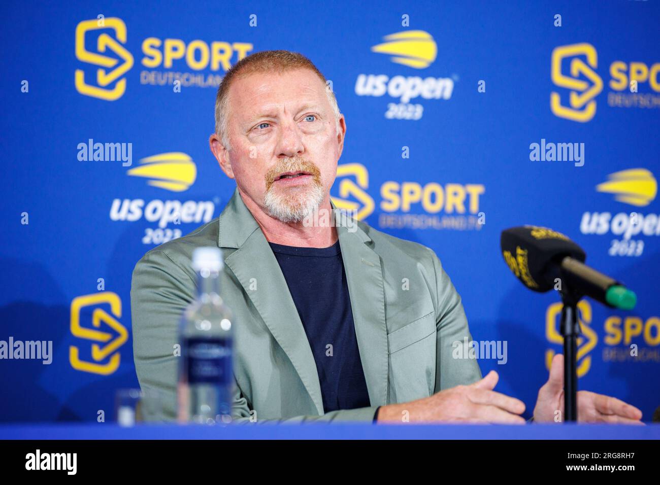 München, Deutschland. 08. Aug. 2023. Tennis: Medienrunde mit Experten und Kommentatoren zur Sendung der US Open 2023 in New York von Sportdeutschland.TV. Boris Becker, ehemaliger deutscher Tennisspieler, spricht auf der Pressekonferenz. Kredit: Matthias Balk/dpa/Alamy Live News Stockfoto