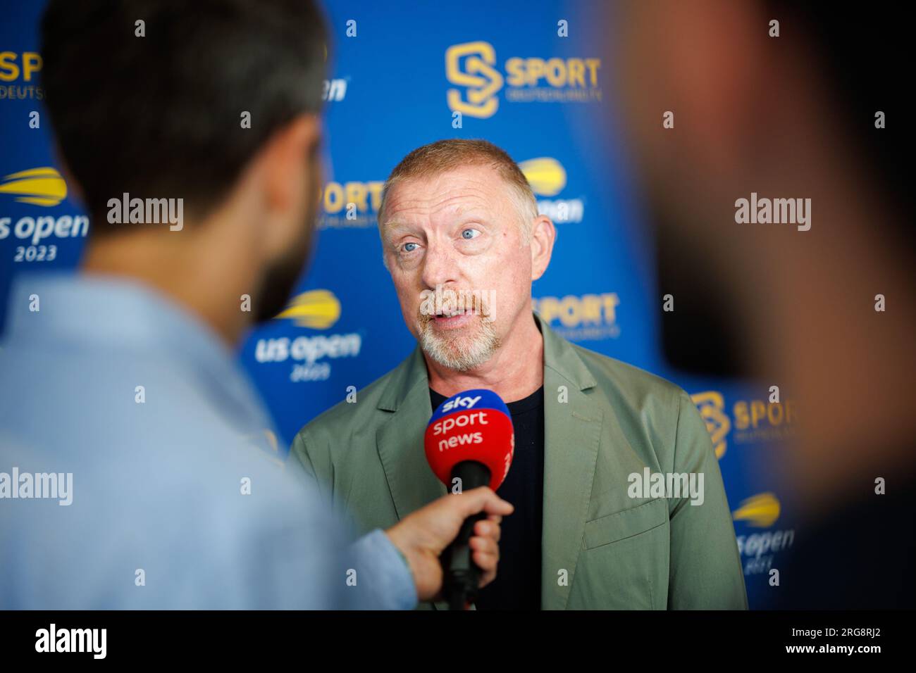 München, Deutschland. 08. Aug. 2023. Tennis, Medienrunde mit Experten und Kommentatoren zur Sendung der US Open 2023 in New York durch Sportdeutschland.TV: Boris Becker, ehemaliger deutscher Tennisspieler, gibt nach der Pressekonferenz ein Interview. Kredit: Matthias Balk/dpa/Alamy Live News Stockfoto