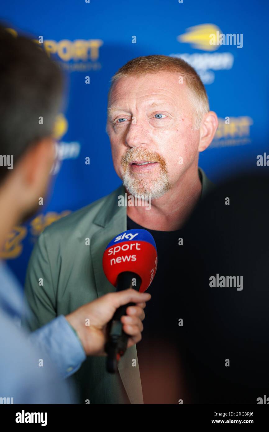 München, Deutschland. 08. Aug. 2023. Tennis: Medienrunde mit Experten und Kommentatoren zur Sendung der US Open 2023 in New York von Sportdeutschland.TV. Boris Becker, ehemaliger deutscher Tennisspieler, gibt nach der Pressekonferenz ein Interview. Kredit: Matthias Balk/dpa/Alamy Live News Stockfoto