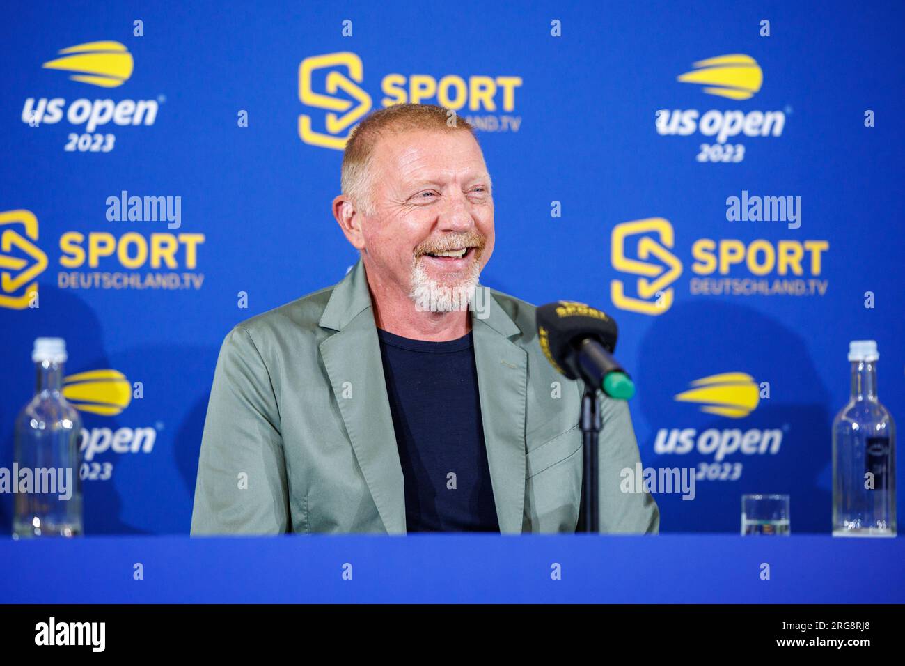 München, Deutschland. 08. Aug. 2023. Tennis, Medienrunde mit Experten und Kommentatoren für die Sendung der US Open 2023 in New York durch Sportdeutschland. TV: Boris Becker, ehemaliger deutscher Tennisspieler, spricht auf der Pressekonferenz. Kredit: Matthias Balk/dpa/Alamy Live News Stockfoto
