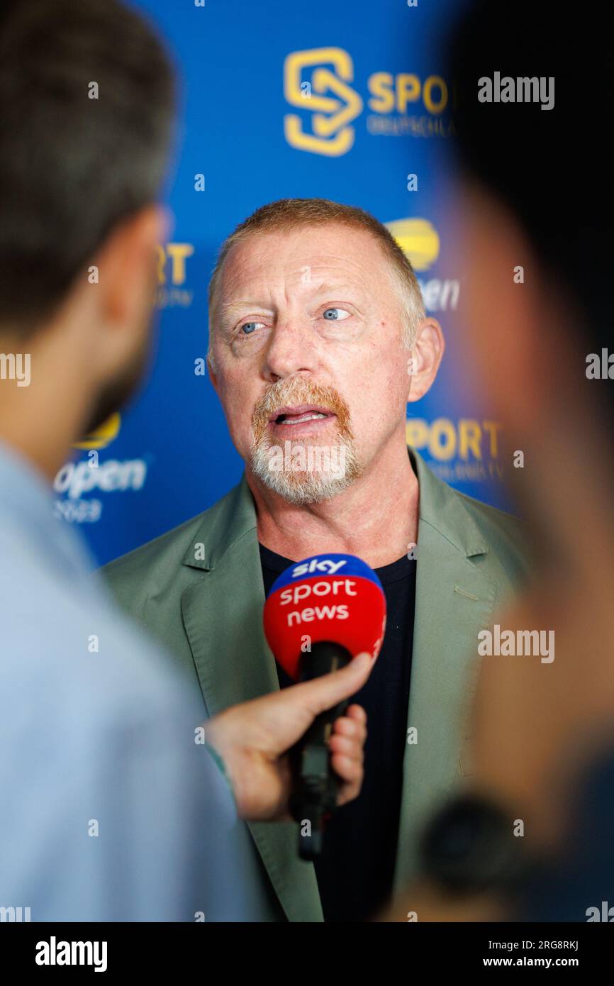 München, Deutschland. 08. Aug. 2023. Tennis: Medienrunde mit Experten und Kommentatoren zur Sendung der US Open 2023 in New York von Sportdeutschland.TV. Boris Becker, ehemaliger deutscher Tennisspieler, gibt nach der Pressekonferenz ein Interview. Kredit: Matthias Balk/dpa/Alamy Live News Stockfoto